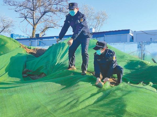 11月23日，本市发布大风黄色预警，石景山区八角街道综合行政执法队、安全生产检查队、城管科等部门的执法人员组成多个执法检查小组，依法查处施工工地、户外广告、灯箱牌匾、道路遗撒等相关违法行为，确保城市运行安全有序。