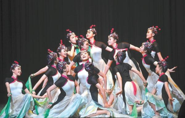 12月20日晚，“‘京’彩文化 青春绽放”行动计划文艺行专场汇报演出在中国人民大学上演，演出精彩纷呈，涵盖交响乐、京剧、昆曲、舞蹈、音乐剧等艺术形式，充分展示了本年度文艺行项目结对共建的成果。