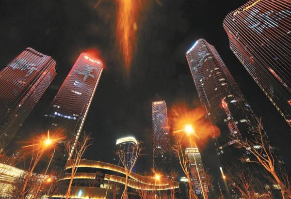 12月31日晚，大望京建筑群、奥林匹克塔、京广大厦等处楼体外墙为跨年夜点亮，北京沉浸在节日的欢乐气氛中。