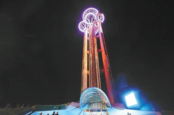 12月31日晚，大望京建筑群、奥林匹克塔、京广大厦等处楼体外墙为跨年夜点亮，北京沉浸在节日的欢乐气氛中。