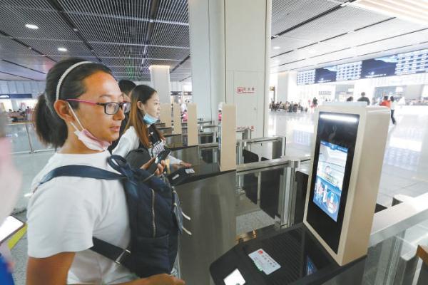 如今，旅客進出站已經不再依靠紙質車票，全自動的身份證和人臉識別系統讓檢票程序更加快捷、安全。