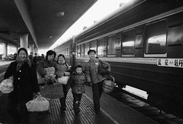 80年代的綠皮火車雖然平均時速不高，硬件條件也有限，但車內容量大，是當時人們出遠門最常用的交通工具。