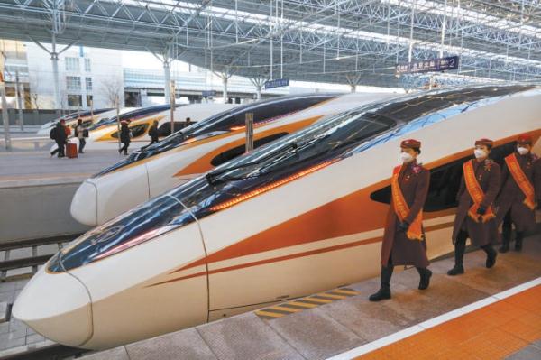 我國自主研發的“復興號”高速動車組列車逐漸成為鐵路運輸的主力，現代化、智能化的鐵路服務大大方便了旅客出行。