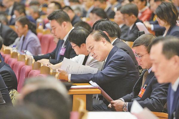 1月20日上午，市政协十四届二次会议隆重开幕。图为委员正在认真听取政协北京市第十四届委员会常务委员会工作报告。