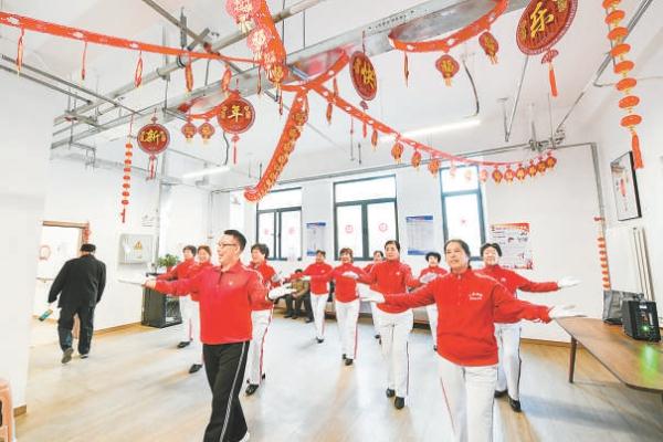 在雄安新区南文社区养老驿站，老年人练习舞蹈，迎接新年。