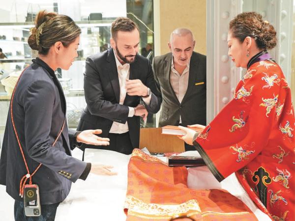 京绣传承人毕红在巴黎莎玛丽丹百货公司展示京绣精品。