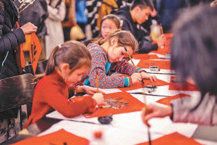在德国海德堡，当地民众学着拿毛笔描红模、写“福”字。