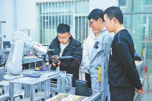 示范园区先进制造产业学院里，师生们操控智能机器人开展实训学习。