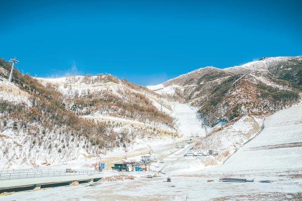 雪后的国家高山滑雪中心“雪飞燕”，尽显唯美壮观，展现了场馆和大自然的巧妙融合。