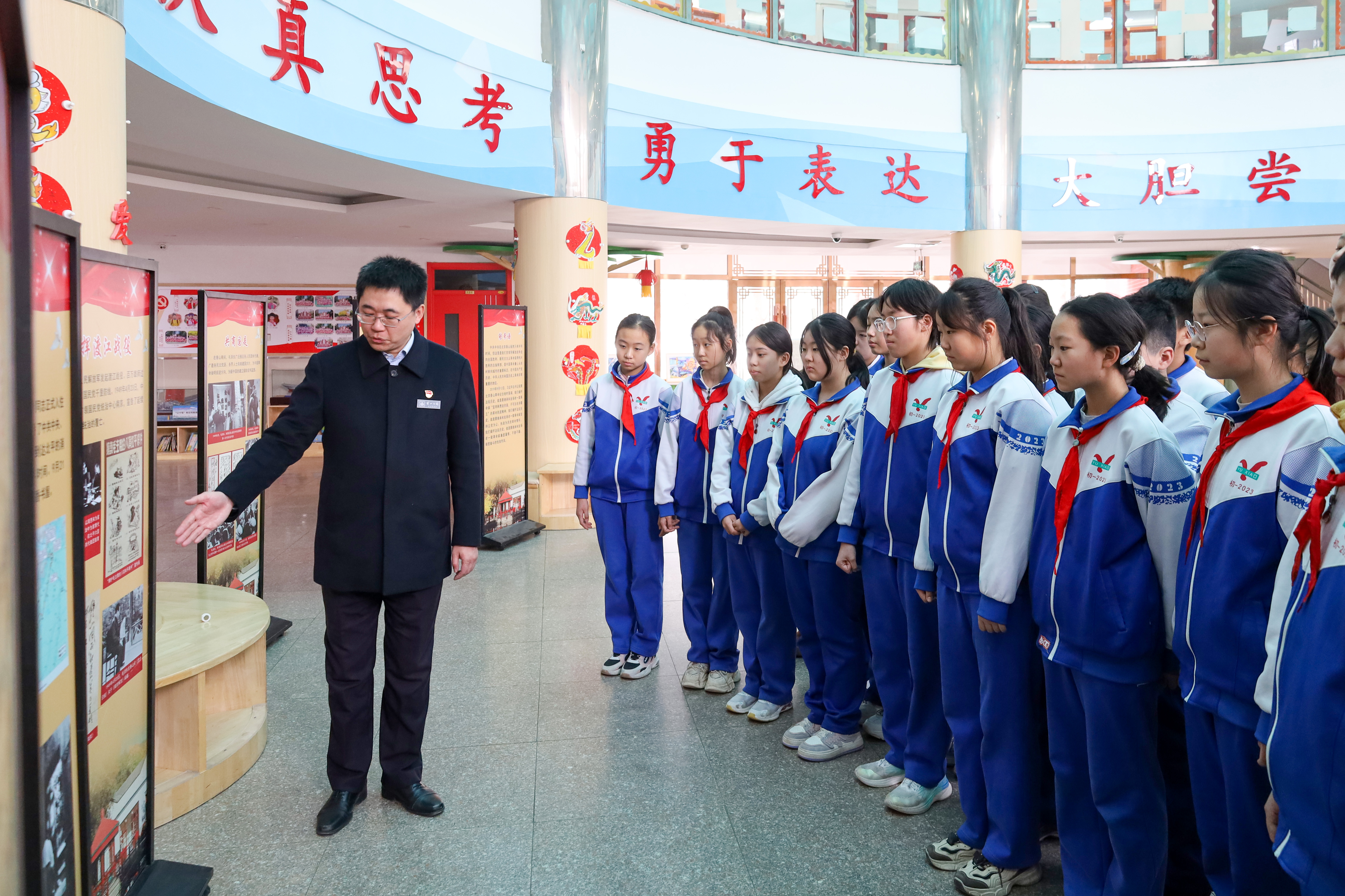 带着展品进校园  香山公园红色文化宣教团队 走进育英学校开展“开学第一课”