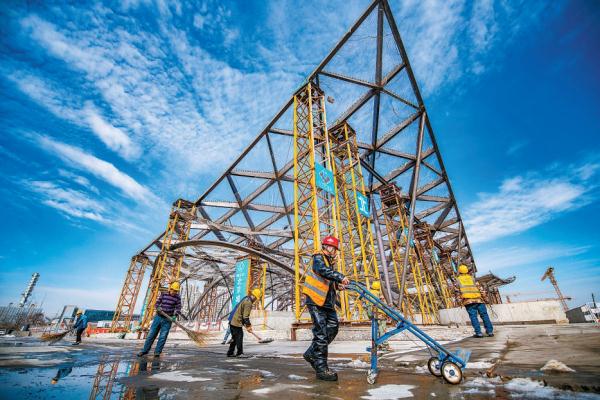 在北京城建负责的项目施工现场，一座巨大的风帆造型钢结构屋盖已经亮出骨架，这也是副中心站交通枢纽工程亮相的首片“京帆”结构。