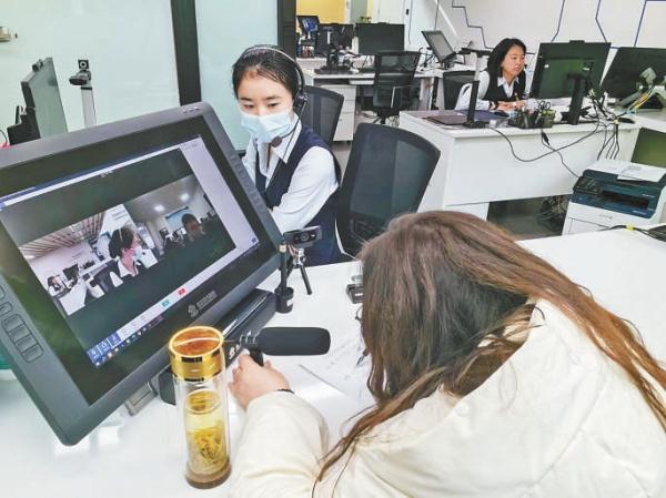 副中心政务服务中心正在远程办理事项。