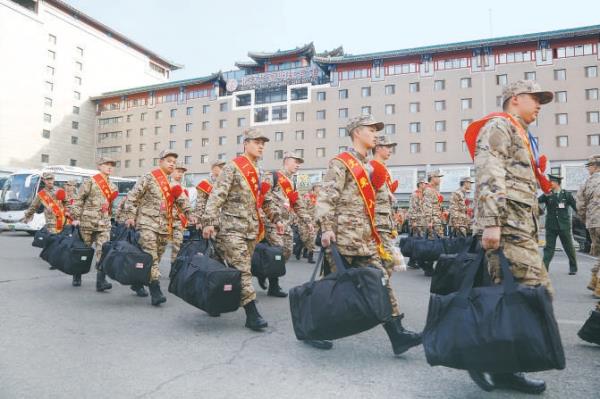 3月16日，武警北京总队2024年春季入伍新兵抵京，奔赴各自的战斗岗位。