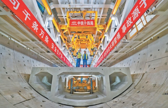 运潮减河隧道掘进施工现场盾构机“京通号”在作业。