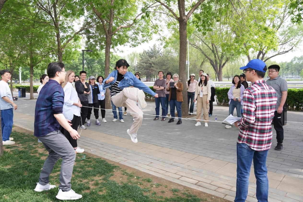 （学员参与课堂活动）