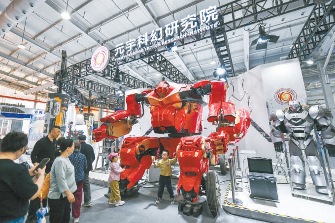 首钢园潮幻奇遇季活动吸引不少小朋友前来参观体验。活动聚集40余家展商，涵盖科幻科普教育、科幻技术体验、科幻文学阅读、科幻文创市集等内容，参观者可以感受科幻文化魅力，解锁科幻密码，探索未知世界。