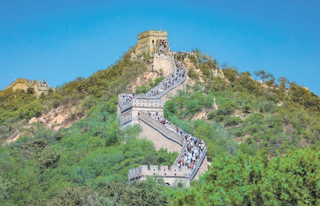 久负盛名的八达岭长城吸引了来自世界各地的游客。