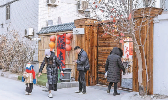 游客入住皇木厂村民宿（资料图）。