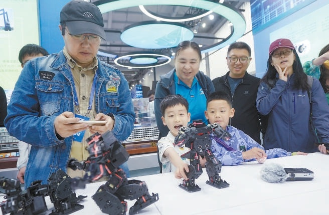 5月25日，2024年北京科技周迎来首批观众。