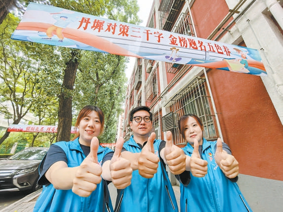 在朝阳区和平家园小区通往高考考点和平街一中的道路上，悬挂了多条祝福语，表达街道居民对考生的祝愿和期许。