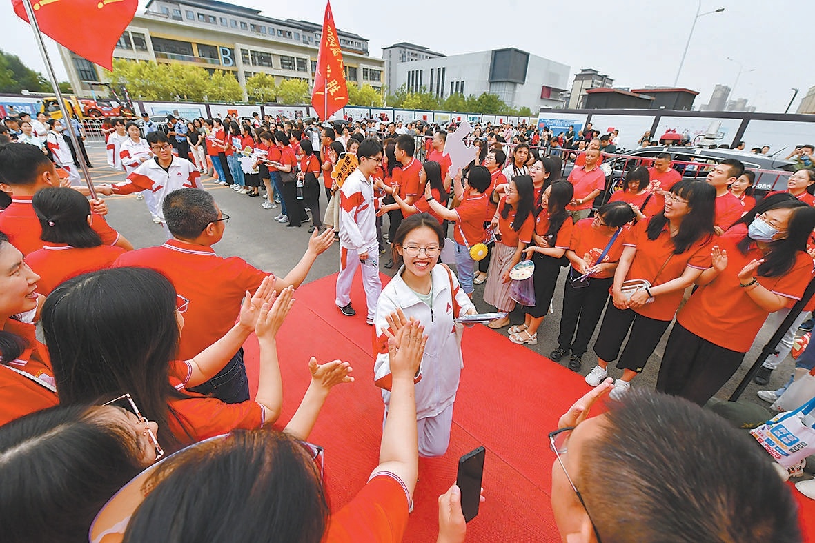6月7日，在人大附中通州校区考点，老师们在考点入口处列队加油鼓劲。