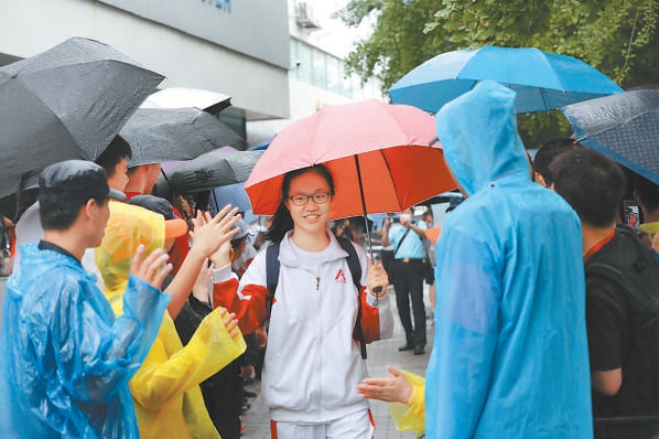 人大附中考点门前，考生们在小雨的“祝福”中步入考场。
