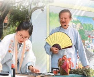 在陶然亭公园，民俗专家身着传统服饰，为市民游客讲解展示端午节的起源、习俗和文化内涵。