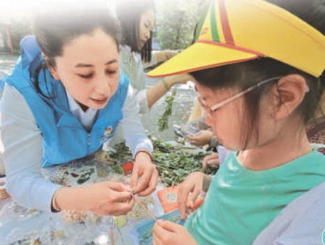 6月8日，香山公园以“‘粽’享端阳‘香’满山”为主题，开展丰富多彩的传统文化体验活动。