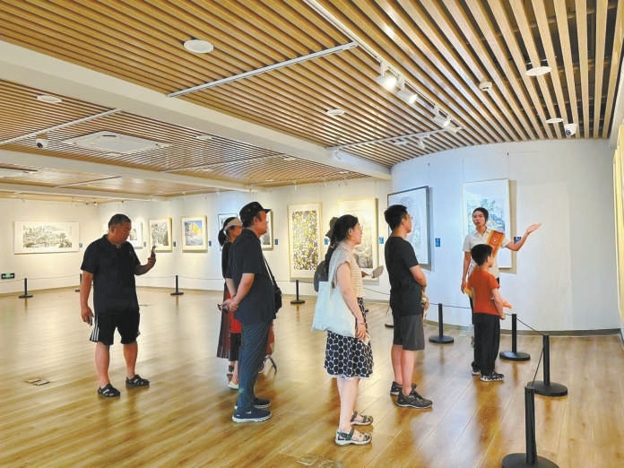 紫竹院公园“别样景象——当代山水画精品展”让游客感受中国传统文化的独特魅力。
