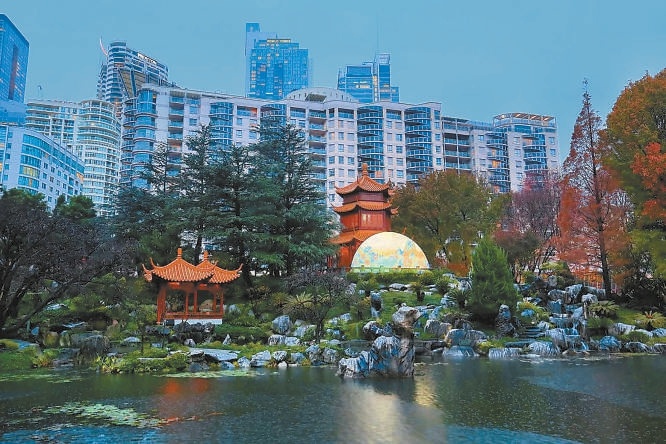 悉尼市中心象征中澳友谊的谊园内，光影秀《谊园京梦》呈现中华传统文化之美。