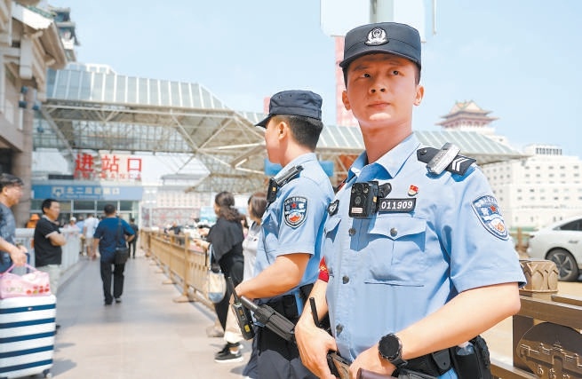 北京铁路民警为旅客暑期出行安全保驾护航。北京铁路公安处供图
