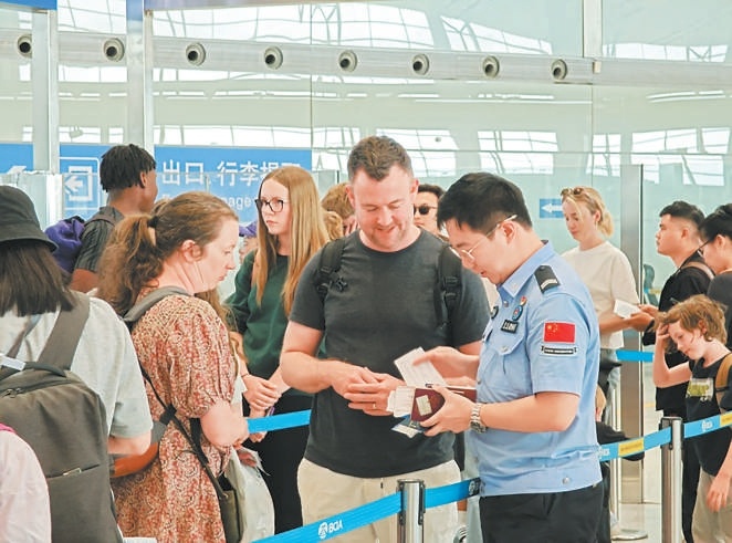 北京边检民警为旅客答疑解惑。