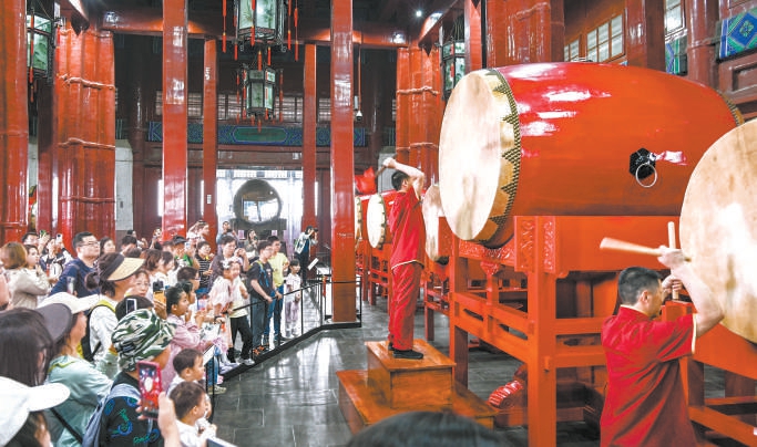 游客在钟鼓楼景区欣赏传统击鼓表演。