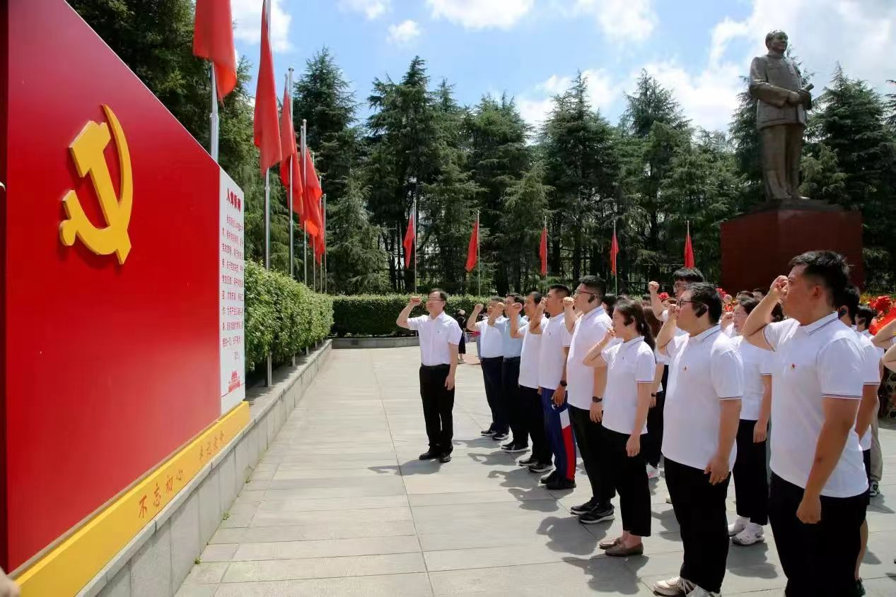 北京建筑大学：培训班全体党员在毛泽东铜像广场重温入党誓词