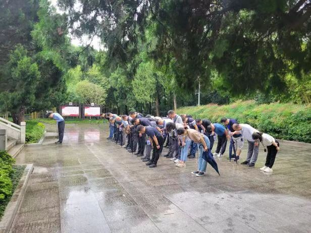 北京工业职业技术学院：在鄂豫皖苏区首府烈士陵园，学员们深切缅怀革命英烈