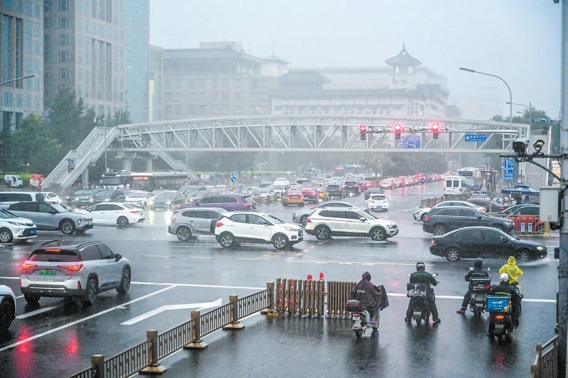 7月30日晚高峰时段降雨持续，路面湿滑、能见度不佳，司机们纷纷降低车速、谨慎驾驶。