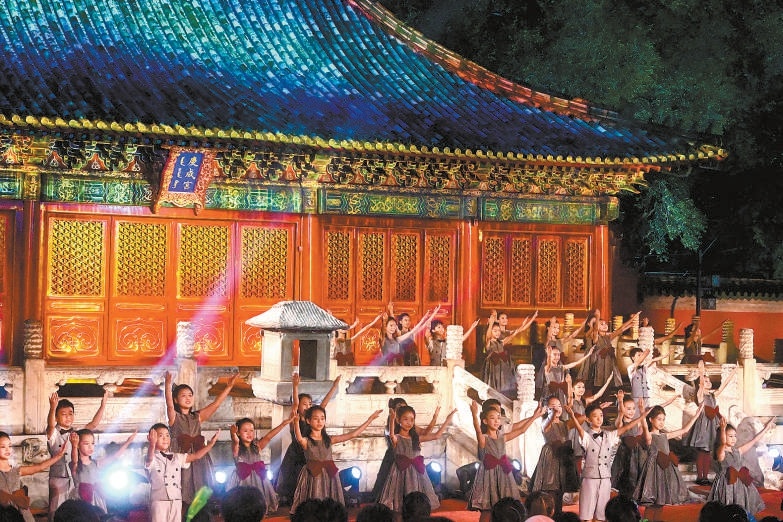 在有566年历史的先农坛庆成宫，一场包含创意装置展陈、光影秀、情景讲述、创意歌舞表演、音乐剧等多种形式的盛会，带领嘉宾、观众沉浸式体验北京中轴线的文化魅力。