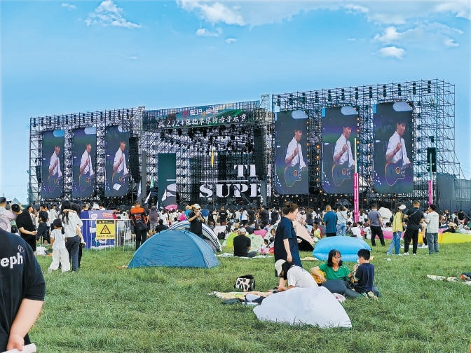 张北县日前举行的草原音乐节吸引了众多游客。