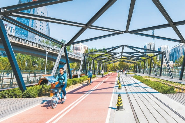 在京张铁路遗址公园，自行车道穿园而过，跨越四环，一路可欣赏风景。