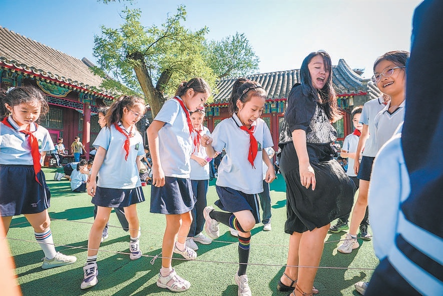 9月6日，在东城区黑芝麻胡同小学，课间15分钟里，孩子们在进行体育游戏、益智游戏、自由活动、社交互动等丰富的课间活动。
