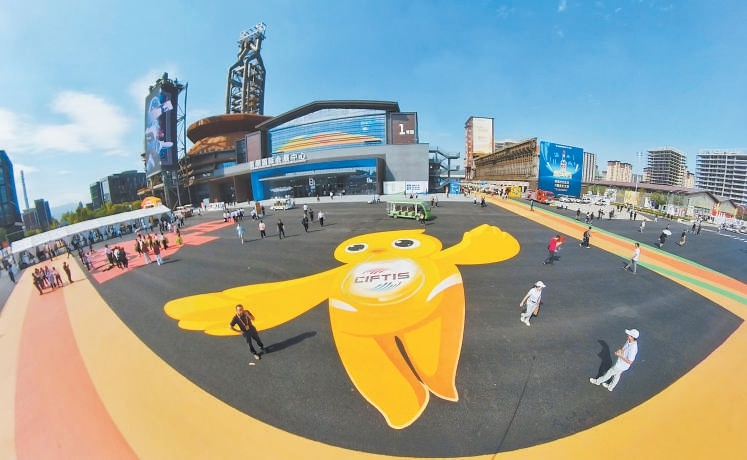 在专题展的举办地首钢园，工业遗迹与现代化场馆交相辉映，带来独具魅力的服贸盛宴。
