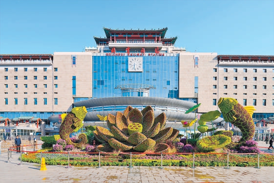 北京西站南广场花坛景观。北京重点站区管委会供图
