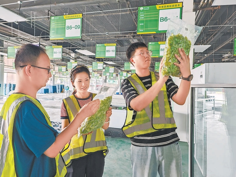 在丰台区新发地的河北净菜共享仓储统配中心，工作人员正在摆货。