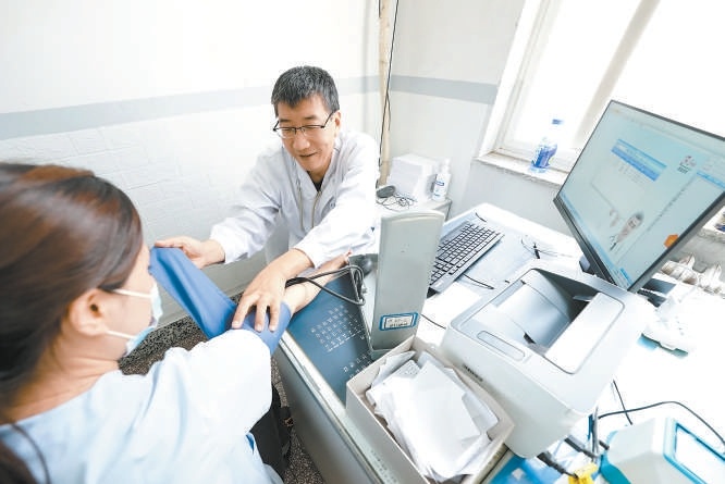 北京市第六医院神经内科副主任医师何晋涛为患者诊治。