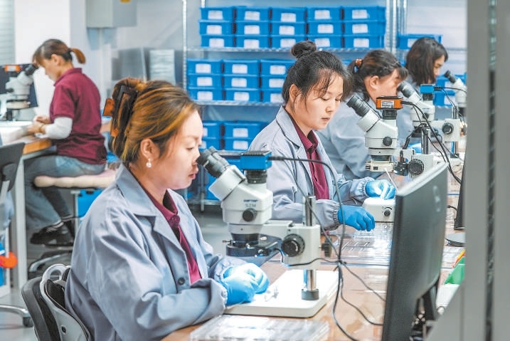 北京大兴国际机场临空经济区综合保税区国际生物医药园内，园区入驻企业卡尔斯医疗器械有限公司厂房内，工作人员在忙碌生产。