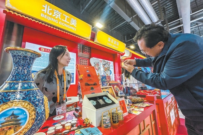 第七届进博会上，北京工美集团的中轴线主题文创产品丰富精美，吸引参观者关注。