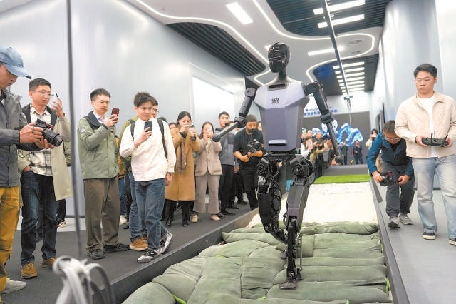 “天工”机器人现场展示多种路况行进、做早餐等技能。