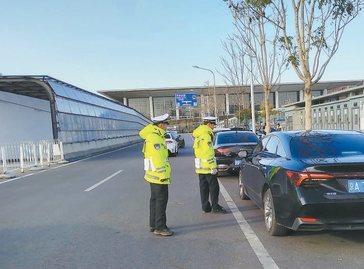 劝阻违法 疏导交通 协助处置事故 交通联勤队在三大火车站上岗