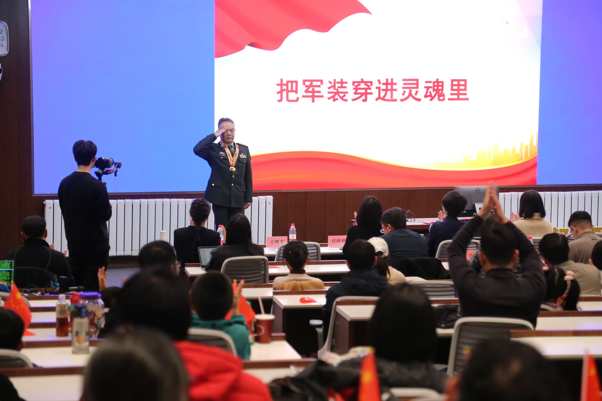 战时一等功臣王曙光上台宣讲。