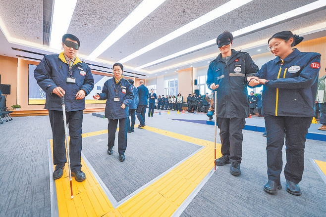 12月3日，地铁员工体验特殊乘客出行过程中遇到的困难。